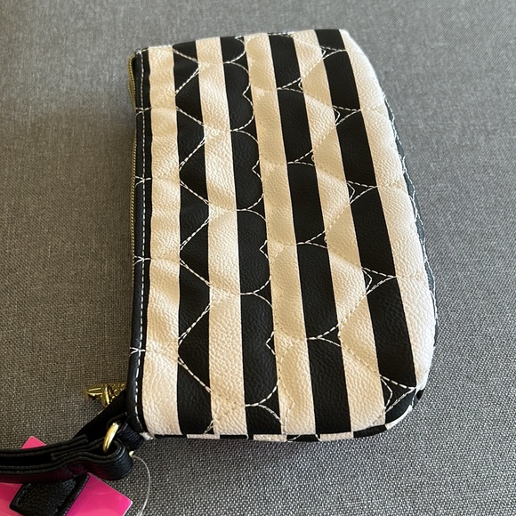 Betsey Johnson Bow Be Mine wristlet - Picture 6 of 6